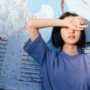 戴上耳机听电视