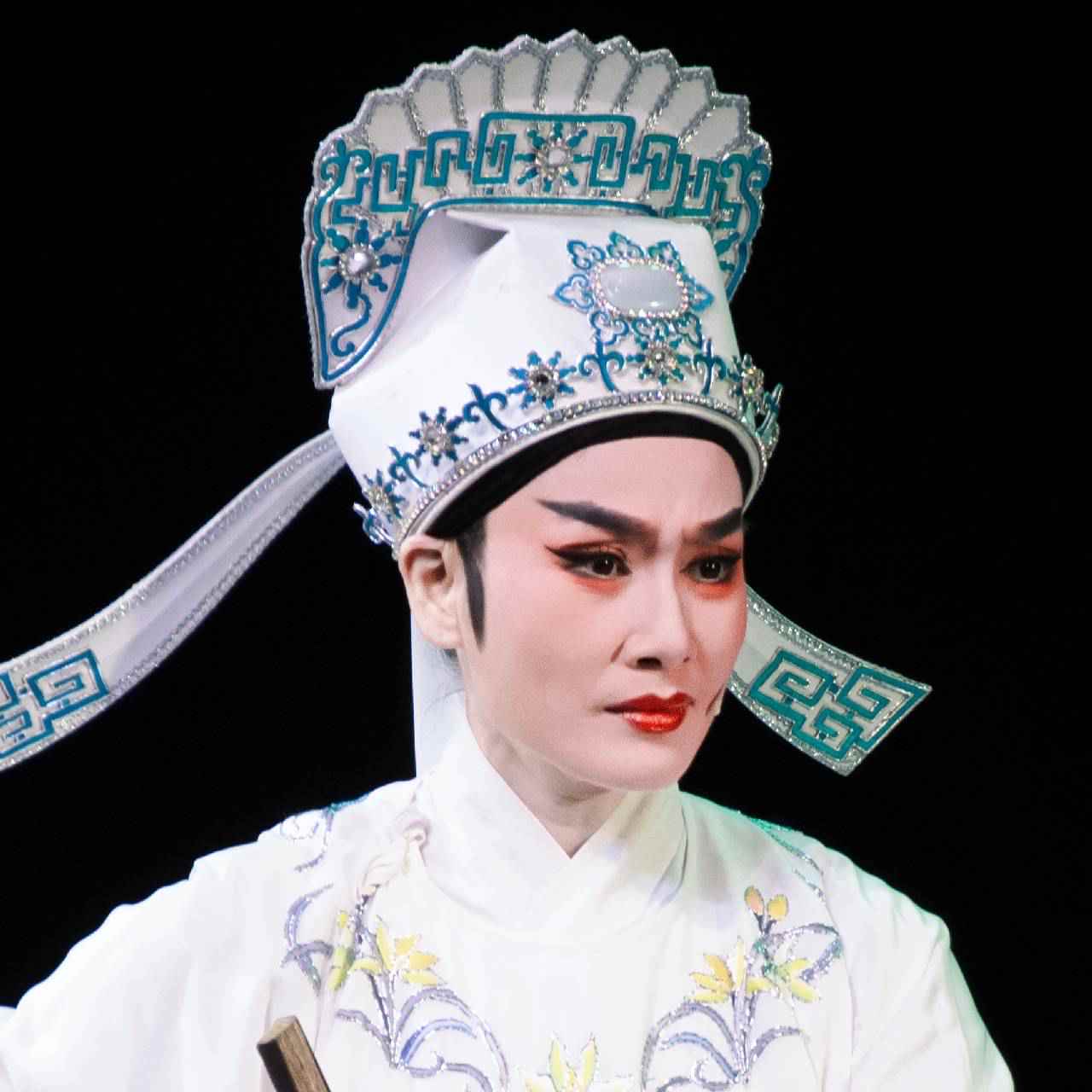 伊人近尹